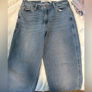 Hollister Curvy High-Rise Mom Jean. Size 3R and waist 26.